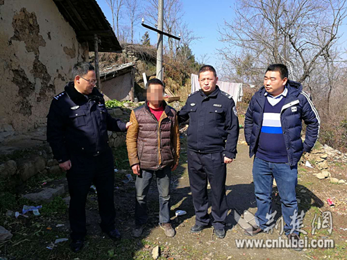 2月22日上午，湖北省十堰市公安局郧阳区分局柳陂派出所民警抓获一名网上在逃犯罪嫌疑人.jpg_副本.jpg