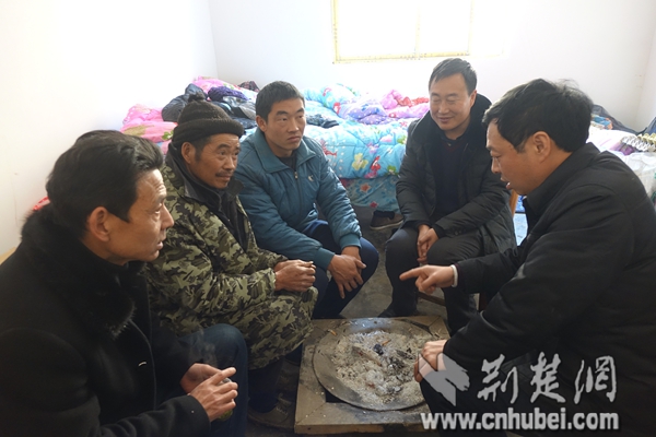 胡局长(右一)与贫困户交心谈心600印.jpg