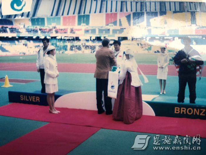 田龙兵站在悉尼奥运会银牌领奖台上(左)