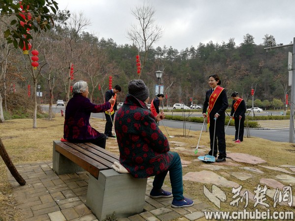 途遇在园内健身休闲的两位老人，为“馨宝”志愿者行动点赞。（闫丽 摄）.jpg