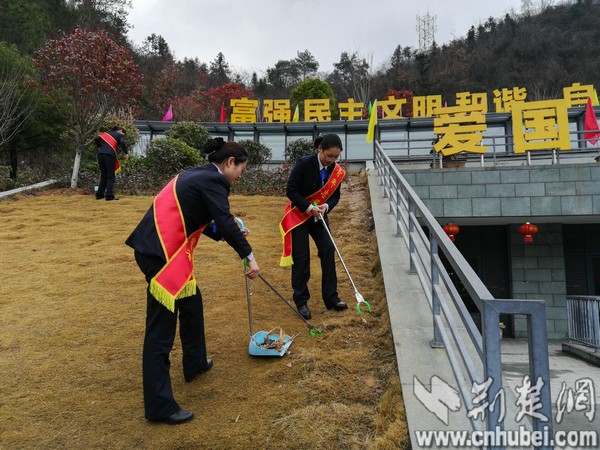 “馨宝”志愿者清理草坪垃圾，不放过任何一处角落。（闫丽 摄）.jpg