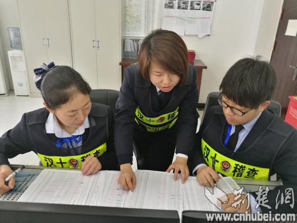 图为管理所稽查专班人员利用站级稽查系统进行“大数据”核查.jpg