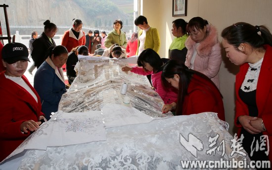图为：妇女们在刺绣 通讯员 杨洪霞摄.jpg