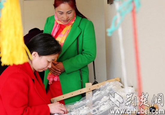 图为：王海老师在演示针法 通讯员 杨洪霞摄.jpg
