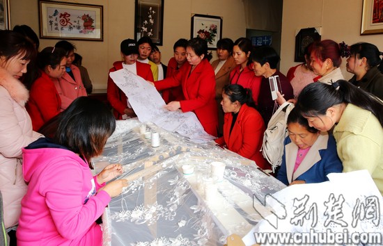 图为：郧西县劳动就业局刺绣老师王海在指导妇女们学习技艺 通讯员 杨洪霞摄.jpg