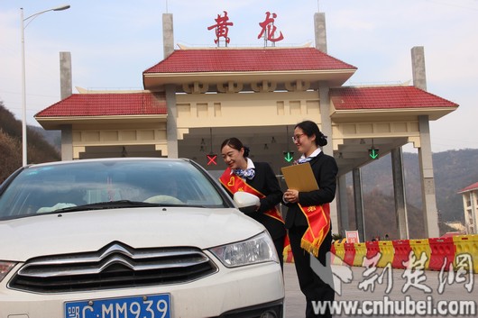 4便民服务台前向过往司乘提供郁金香节咨询.jpg