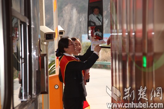 2”馨宝“志愿者向司乘发放郁金香节学生赠票及便民服务卡.jpg