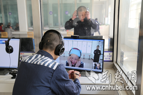 汉江监狱狱政科科长朱耀斌测试通话、监听效果  孟凡超摄.JPG