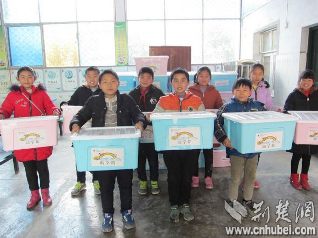 孩子们高兴地领取到“助学箱”.jpg 孩子们高兴地领取到“助学箱”.jpg