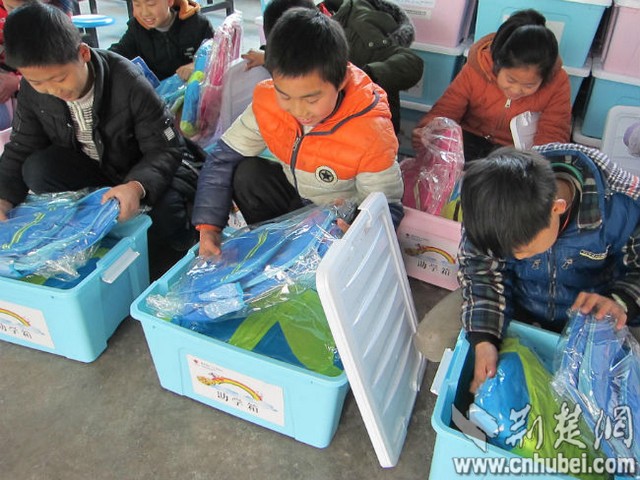 孩子们打开“助学箱”,高兴得合不拢嘴.jpg 孩子们打开“助学箱”,高兴得合不拢嘴.jpg
