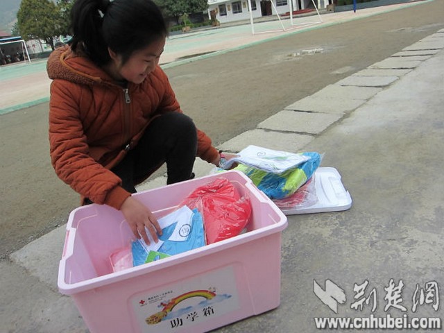 “这么多礼物,我一定不辜负爱心人的期望,发奋读书”.jpg “这么多礼物,我一定不辜负爱心人的期望,发奋读书”.jpg