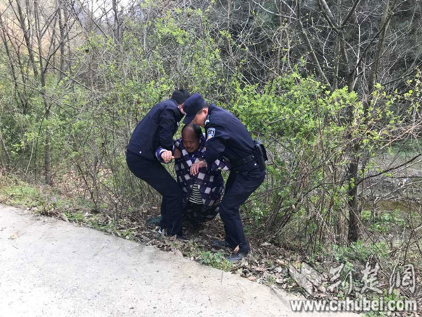 救助残疾人2_荆楚.jpg