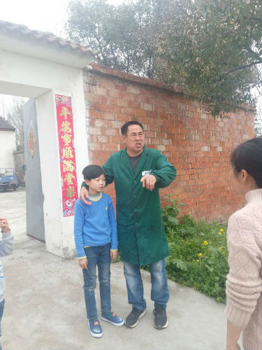 关师傅跟被救的男孩