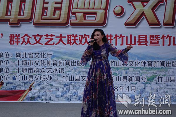 湖北省著名歌唱家、国家一级演员徐千惠演唱歌曲《情系老百姓》022jpg.jpg