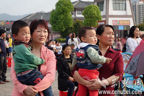 图为抱娃看戏的大人和孩子_02.jpg