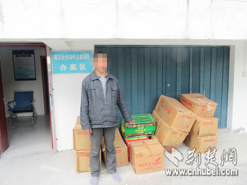 图为唐某指认其非法存储的烟花爆竹。 彭元丰 摄.jpg