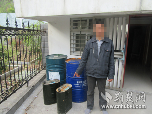 图为唐某指认其非法存储的汽油。 彭元丰 摄.jpg