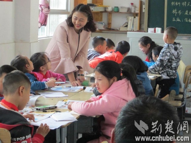 教师亲切辅导学生.jpg 教师亲切辅导学生.jpg