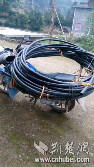 黄月生用摩托车运水管.jpg 黄月生用摩托车运水管.jpg