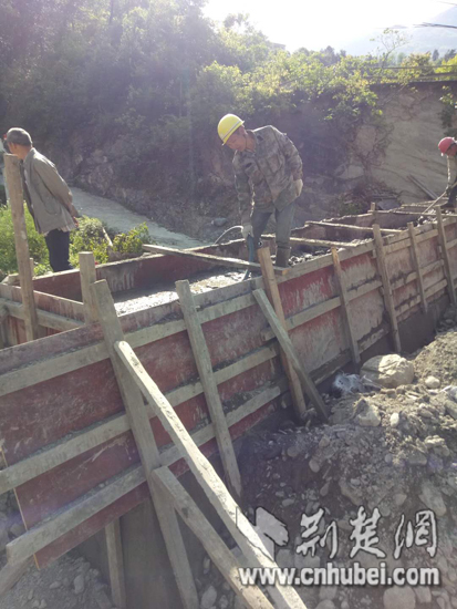 河堤混凝土浇铸立此存照.jpg 河堤混凝土浇铸立此存照.jpg