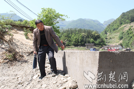 黄月生检查河堤浇铸质量1.jpg 黄月生检查河堤浇铸质量1.jpg