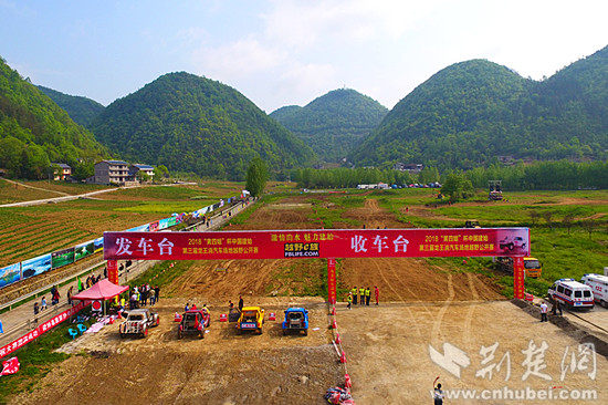 激烈的越野赛即将上演。通讯员周星亮 摄.jpg 激烈的越野赛即将上演。通讯员周星亮 摄.jpg