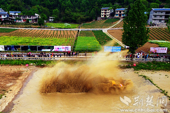 赛车通过设障区,溅起巨大水花。通讯员周星亮 摄.jpg 赛车通过设障区,溅起巨大水花。通讯员周星亮 摄.jpg