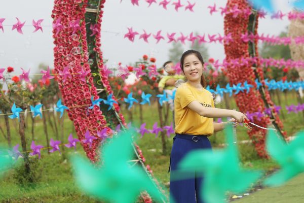 五一期间，圣境花谷吸引众多游客前来游玩。荆门晚报记者 朱运兵 摄