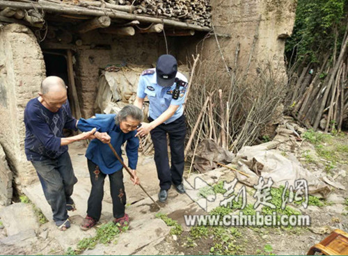 景阳民警上门为老人办证1.jpg