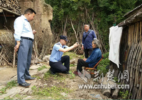 景阳民警上门为老人办证2_副本.jpg