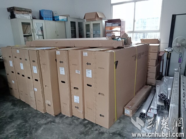 正待安装的教学设备.jpg 正待安装的教学设备.jpg