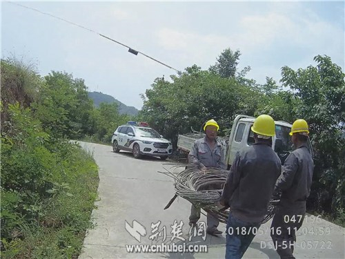 002图为3名犯罪嫌疑人正在搬运刚刚盗割的高压电线。 刘洞派出所 供图_副本.jpg 002图为3名犯罪嫌疑人正在搬运刚刚盗割的高压电线。 刘洞派出所 供图_副本.jpg
