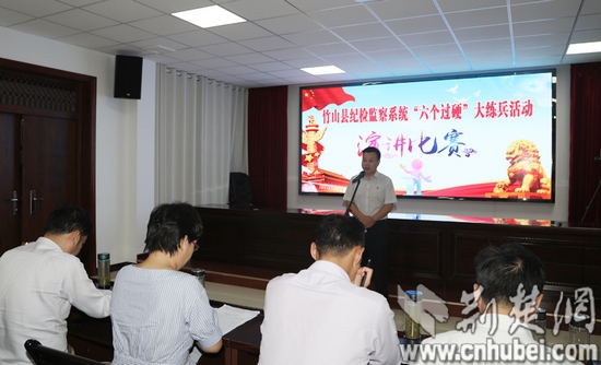 县教育局监察室主任唐付涛演讲中.jpg