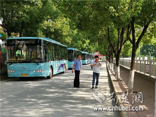 001考生求助民警.jpg