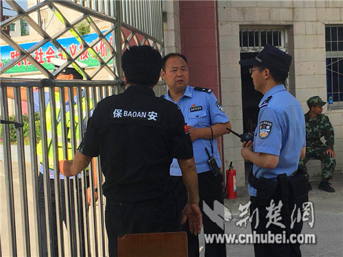 002民警迅速部署寻找司机.jpg