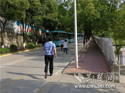 005民警江永洪迅速奔跑护送其进入考场.jpg