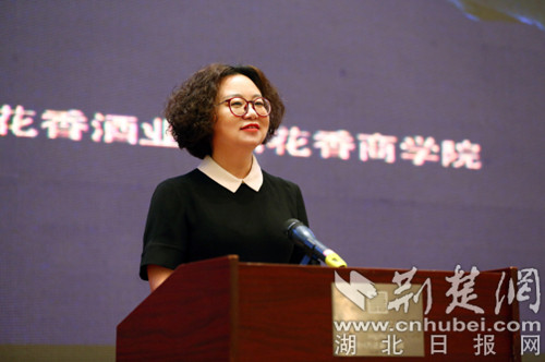 2、方丽华主持讲座_副本.jpg 2、方丽华主持讲座_副本.jpg