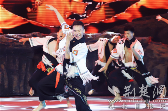 第十届国家民族民间舞“荷花奖”银奖，男子群舞《土家魂》。实习生章巧慧 摄.jpg