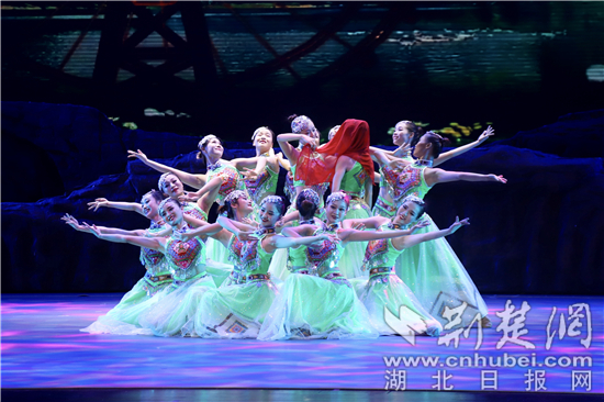 2012年央视春晚节目女子群舞《春来了》。实习生章巧慧 摄.jpg