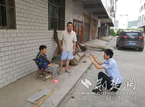 城关民警上门为瘫痪老人办证_副本.jpg