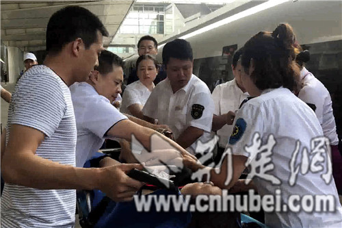 2－图二：众人合力用担架将患者抬出（刘梦蕊 摄）.jpg