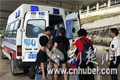 3－图三：患者家属随患者一起登上救护车（刘梦蕊 摄）.jpg