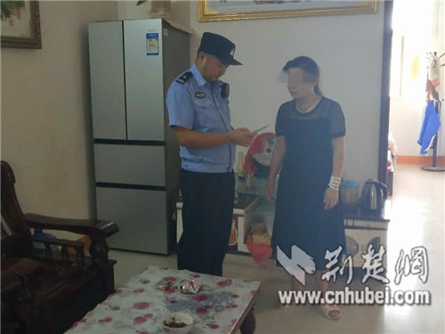 图为盛飞正在核实相关情况。谭山派出所供图.jpg
