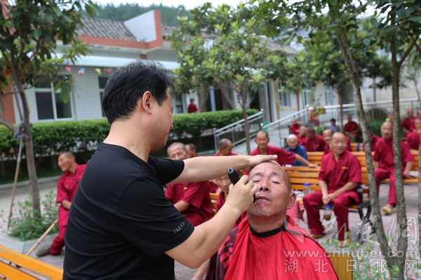 赵耀成为老人理发.JPG