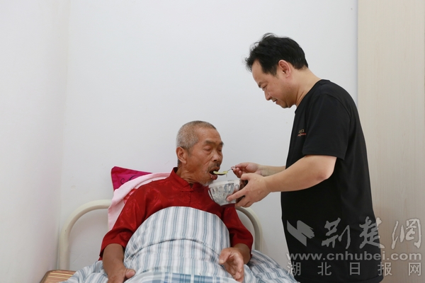 赵耀成给老人喂饭.JPG