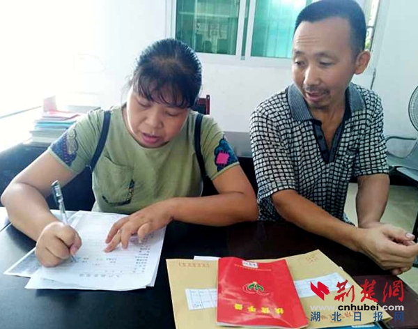 教师冯和菊(左)在核查资料数据.jpg 教师冯和菊(左)在核查资料数据.jpg