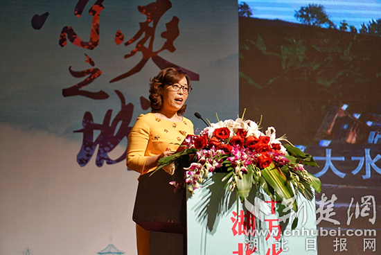 利川市旅游委主任吴曼丽做旅游推介.jpg
