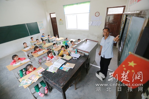 图一：吴华忠老师开展复式班教学。.JPG