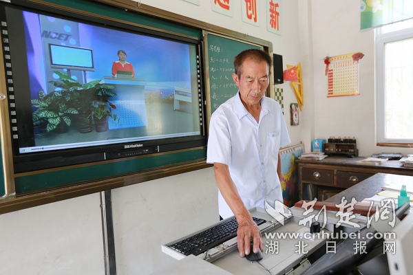 图二：吴华忠老师学习班班通设备操作.JPG
