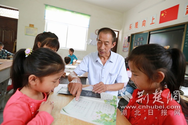 图三：吴华忠老师辅导学生。.JPG